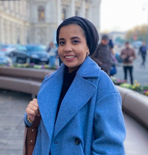 Foto van Fatema op de boulevard van Scheveningen