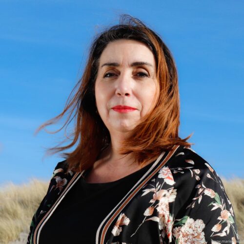 Foto Fatima Faïd met blauwe lucht achtergrond