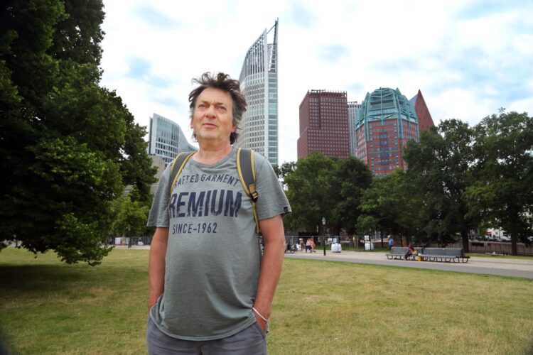 Kandidaat Peter met op de achtergrond de skyline van Den Haag.